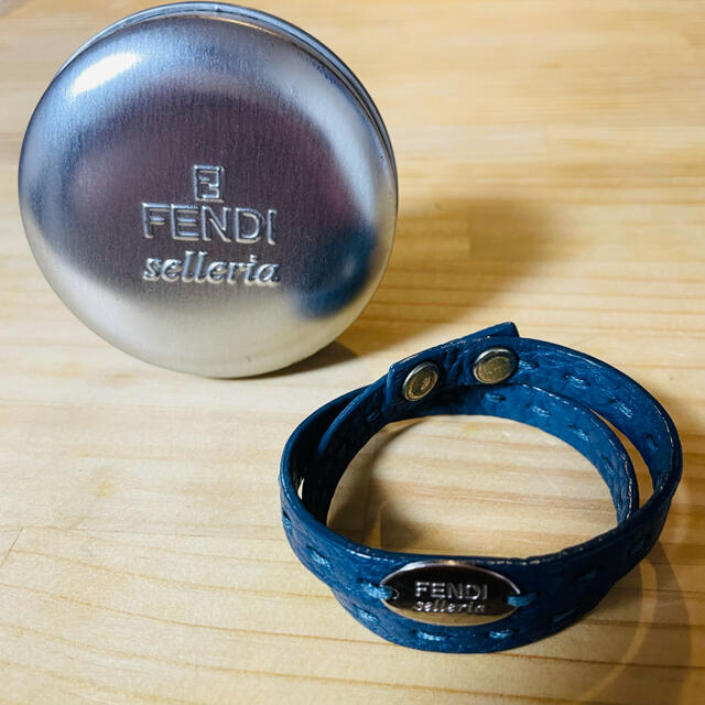 FENDI(フェンディ)の【ケース付】フェンディ セレリア レザーブレスレット メンズのアクセサリー(ブレスレット)の商品写真