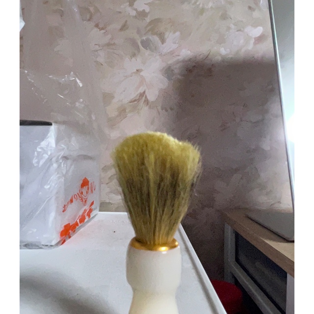 花王(カオウ)の髭剃り　粉石鹸　床屋　クリーミー　 コスメ/美容のシェービング(カミソリ)の商品写真