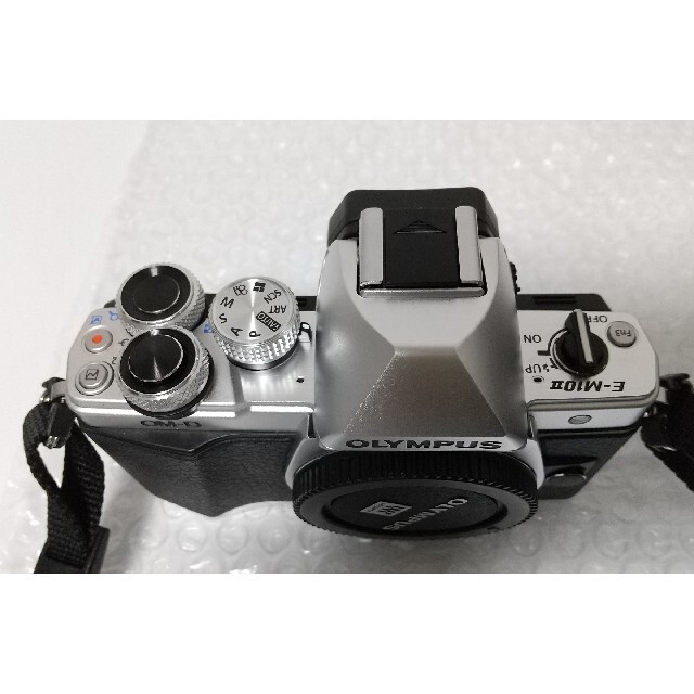 たー様専用未使用近くOLYMPUS  E-M10 MarkIIダブルズームキット スマホ/家電/カメラのカメラ(デジタル一眼)の商品写真
