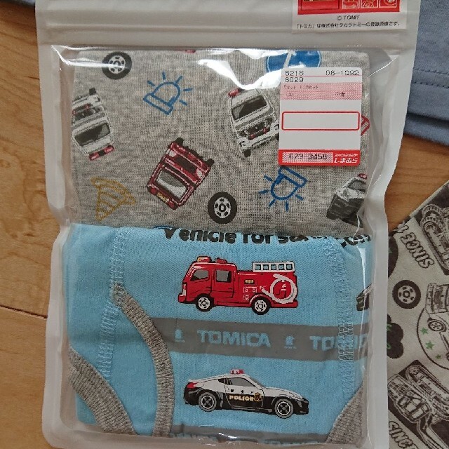 Takara Tomy(タカラトミー)の大人気【TOMICA】おでかけ５点セット キッズ/ベビー/マタニティのキッズ服男の子用(90cm~)(Tシャツ/カットソー)の商品写真