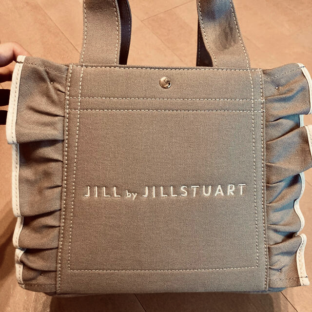 JILL by JILLSTUART(ジルバイジルスチュアート)の新品ジルバイジルスチュアート　フリルトートバッグ(小) モカ レディースのバッグ(トートバッグ)の商品写真