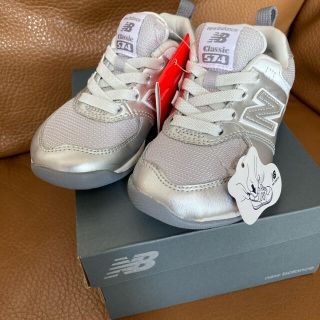 ニューバランス 574 キッズスニーカー 子供靴 シルバー 銀色系 の通販 13点 New Balanceのキッズ ベビー マタニティを買うならラクマ