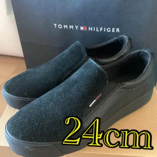 トミーヒルフィガー(TOMMY HILFIGER)のTOMMY HILFIGER 黒　スリッポン　スニーカー　スエード　24cm(スリッポン/モカシン)