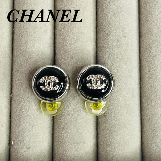 CHANEL(シャネル)のシャネル　ココ　イヤリング　ブラック×シルバー レディースのアクセサリー(イヤリング)の商品写真