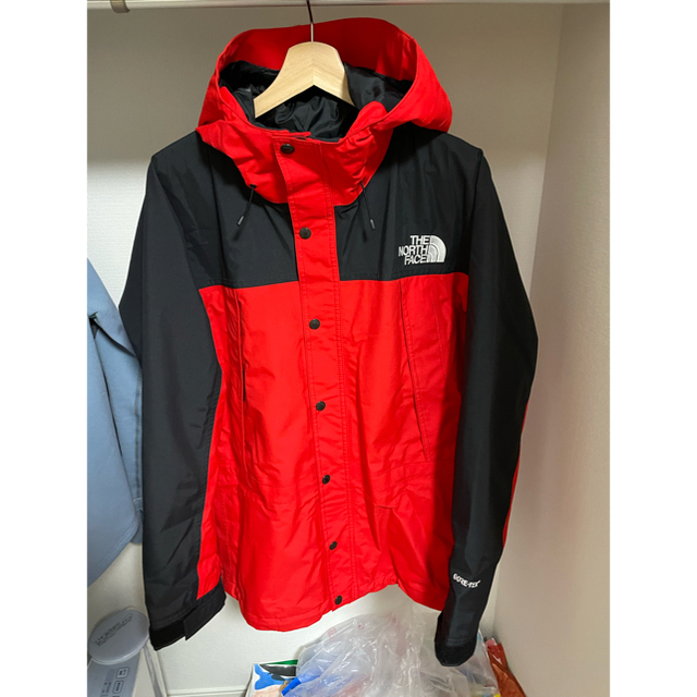 THE NORTH FACE(ザノースフェイス)のノースフェイス マウンテンライトジャケット ファイアリーレッド Lサイズ メンズのジャケット/アウター(マウンテンパーカー)の商品写真