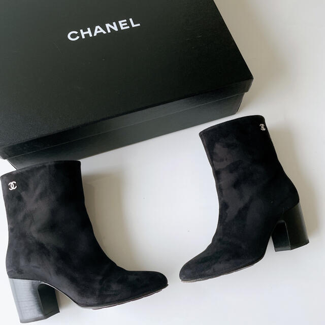 CHANEL(シャネル)のシャネル ショートブーツ スウェード ブラック ココマーク レディースの靴/シューズ(ブーツ)の商品写真