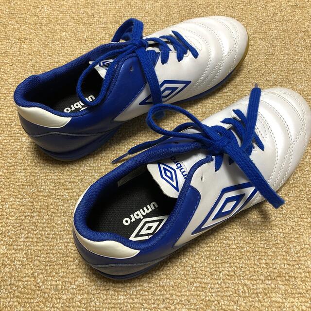 UMBRO(アンブロ)のumbro フットサルシューズ 22cm スポーツ/アウトドアのサッカー/フットサル(シューズ)の商品写真