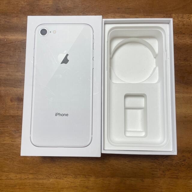 iPhone(アイフォーン)のiPhone8の空箱✨　おまけ付き（充電ケーブル＋イアフォンケース） スマホ/家電/カメラのスマートフォン/携帯電話(その他)の商品写真