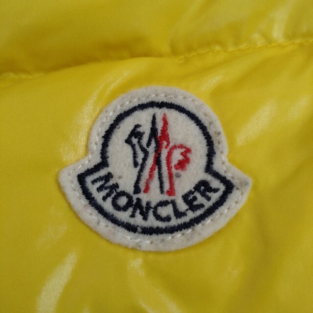 MONCLER(モンクレール)のMONCLER モンクレール ダウンベスト イエロー レディースのジャケット/アウター(ダウンベスト)の商品写真