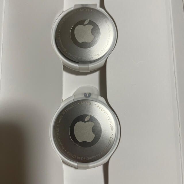 Apple(アップル)のApple AirTag   新品未使用　2個セット　　※本体のみ スマホ/家電/カメラのスマホアクセサリー(その他)の商品写真