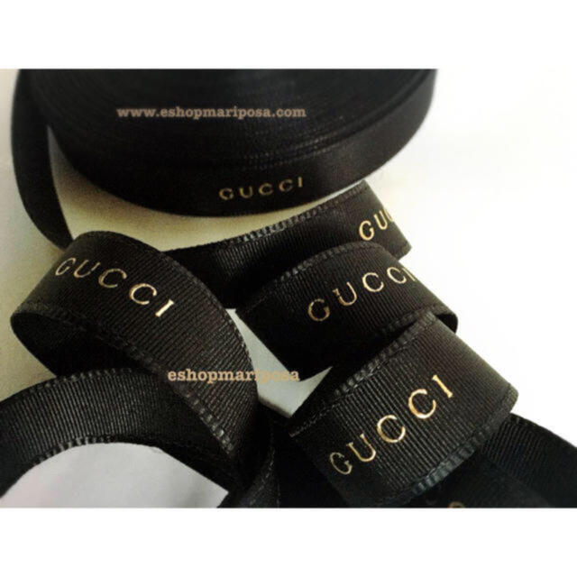 Gucci(グッチ)のグッチリボン🎀 2m 2種ブラック x ゴールド ストライプ ロゴ入り 黒金 インテリア/住まい/日用品のオフィス用品(ラッピング/包装)の商品写真