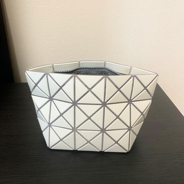 ISSEY MIYAKE(イッセイミヤケ)のISSEY MIYAKE BAOBAO ポーチ レディースのファッション小物(ポーチ)の商品写真