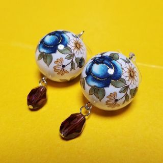 【再販！】No.692 青薔薇の白いガラス玉ピアスorイヤリング　バラ、ローズ(ピアス)