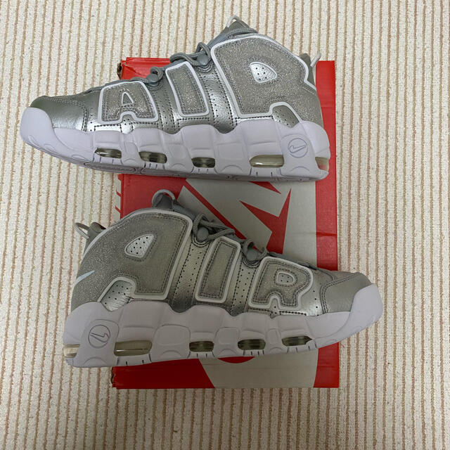 NIKE(ナイキ)のNIKE AIR MORE UPTEMPO アップテンポ　メタリックシルバー レディースの靴/シューズ(スニーカー)の商品写真