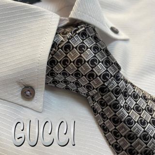 Gucci - グッチ ネクタイ【未使用に近い】Gロゴ総柄 黒×グレー 光沢 ...