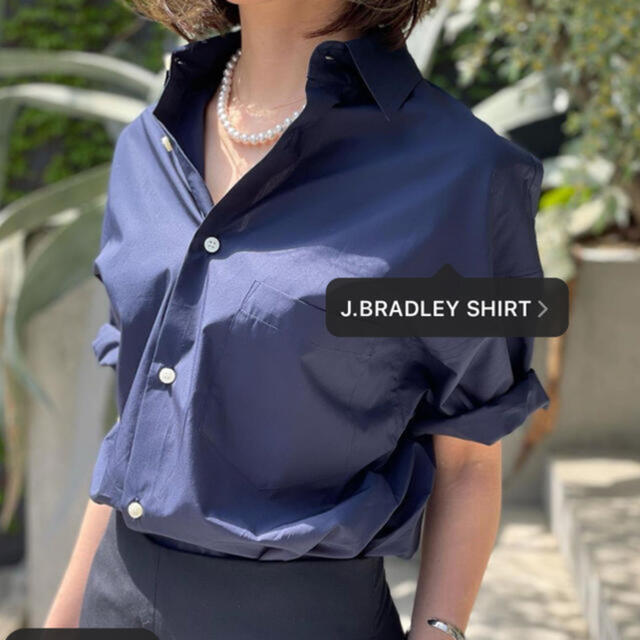 MADISONBLUE(マディソンブルー)のMADISONBLUE マディソンブルー /J.BRADLEY シャツ　ネイビー レディースのトップス(シャツ/ブラウス(長袖/七分))の商品写真