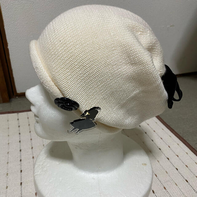 ANNA SUI(アナスイ)の新品未使用　アナスイ　ニット帽子　不思議な国のアリス　ブローチ付き白 レディースの帽子(ニット帽/ビーニー)の商品写真