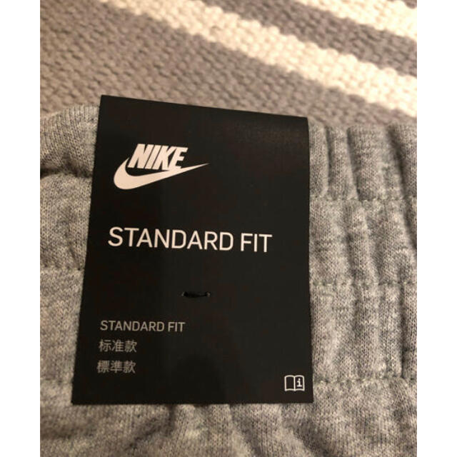 NIKE(ナイキ)の新品　ナイキ　レディース　ハーフパンツ　スウェット素材　グレー レディースのパンツ(ハーフパンツ)の商品写真