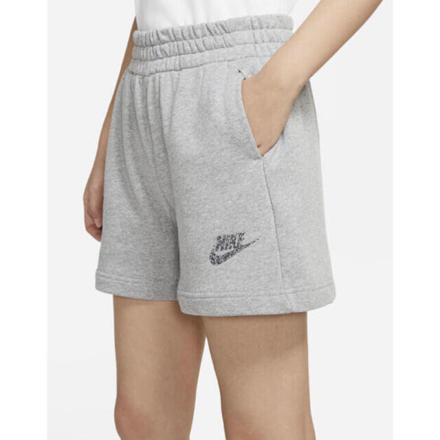 NIKE(ナイキ)の新品　ナイキ　レディース　ハーフパンツ　スウェット素材　グレー レディースのパンツ(ハーフパンツ)の商品写真