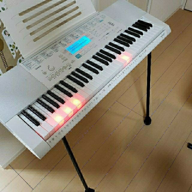 CASIO(カシオ)の【美品】CASIO　光ナビゲーションキーボード　LK-223 スタンド付き 楽器の鍵盤楽器(キーボード/シンセサイザー)の商品写真