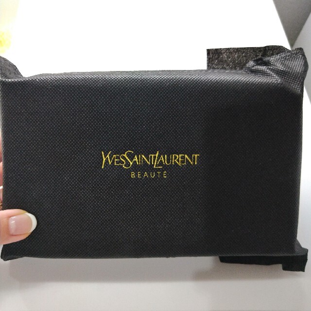 Yves Saint Laurent Beaute(イヴサンローランボーテ)の新品♡ ysl イヴサンローラン ポーチ エナメル ベージュ 限定 レディースのファッション小物(ポーチ)の商品写真