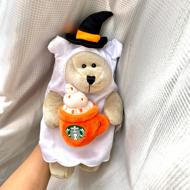 Starbucks Coffee(スターバックスコーヒー)の【新品】スターバックス ハロウィン2021べアリスタゴースト ぬいぐるみ エンタメ/ホビーのおもちゃ/ぬいぐるみ(ぬいぐるみ)の商品写真