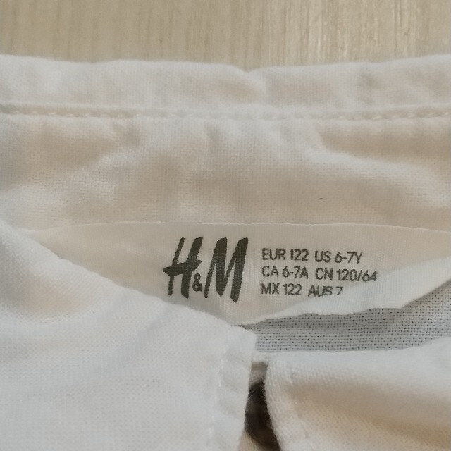 H&M(エイチアンドエム)の【タイムセール！3/6まで】H＆M シャツ・ベスト・蝶ネクタイセット　122cm キッズ/ベビー/マタニティのキッズ服男の子用(90cm~)(ドレス/フォーマル)の商品写真