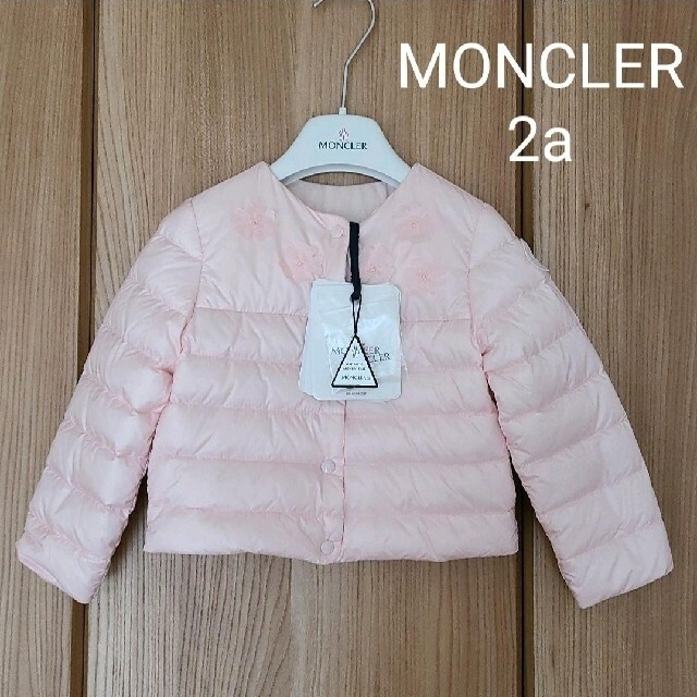 MONCLER(モンクレール)の新品未使用　MONCLER　ダウン　92　2a キッズ/ベビー/マタニティのキッズ服女の子用(90cm~)(ジャケット/上着)の商品写真