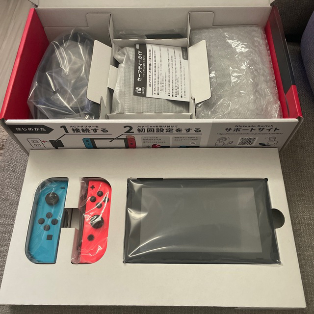 Nintendo Switch(ニンテンドースイッチ)のNintendo Switch JOY-CON(L) ネオンブルー/(R) ネオ エンタメ/ホビーのゲームソフト/ゲーム機本体(家庭用ゲーム機本体)の商品写真