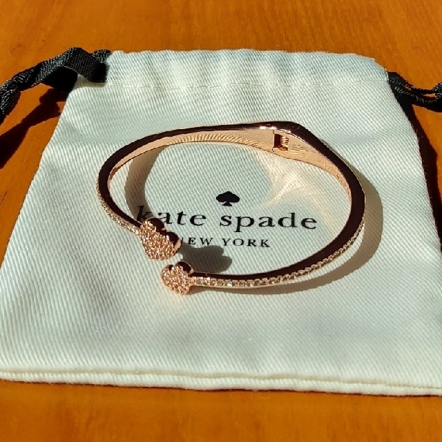 kate spade new york(ケイトスペードニューヨーク)の専用　ケイトスペード　バングルハート　ブレスレット レディースのアクセサリー(ブレスレット/バングル)の商品写真