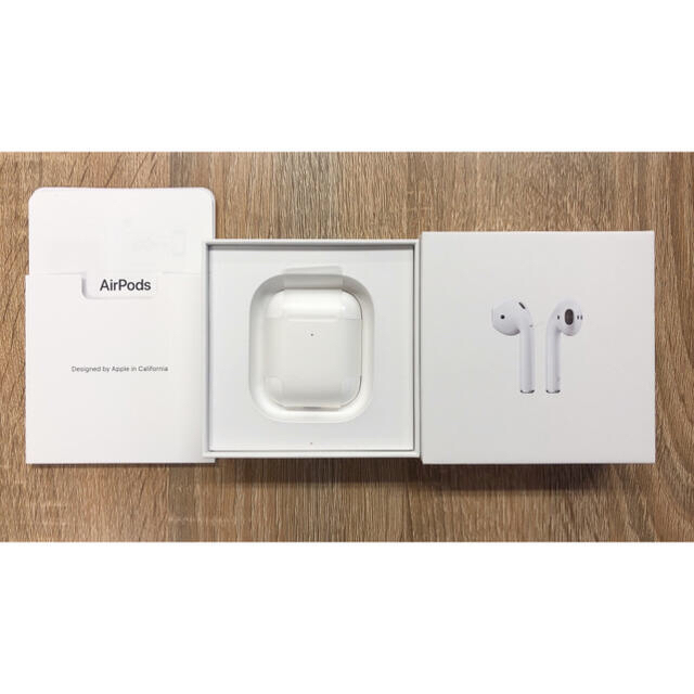 Apple(アップル)のApple国内正規品 AirPods 第二世代　充電ケース スマホ/家電/カメラのスマホアクセサリー(ストラップ/イヤホンジャック)の商品写真