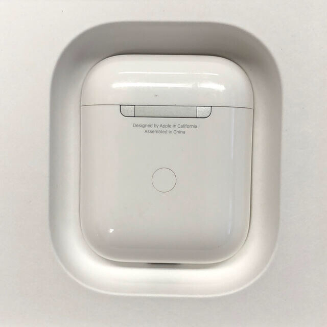 Apple(アップル)のApple国内正規品 AirPods 第二世代　充電ケース スマホ/家電/カメラのスマホアクセサリー(ストラップ/イヤホンジャック)の商品写真