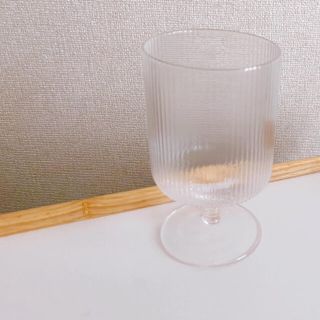 スリーコインズ(3COINS)のストライプ足つきグラス🌷(グラス/カップ)