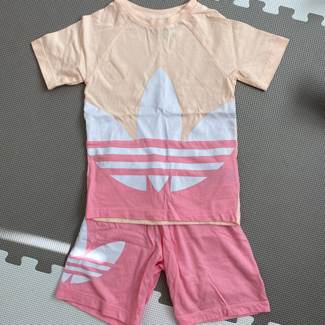 adidas(アディダス)のアディダス　セットアップ　100 キッズ/ベビー/マタニティのキッズ服女の子用(90cm~)(Tシャツ/カットソー)の商品写真