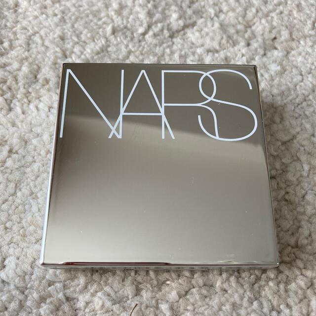 NARS(ナーズ)の NARS 限定シルバー　クッションファンデケース コスメ/美容のメイク道具/ケアグッズ(ボトル・ケース・携帯小物)の商品写真