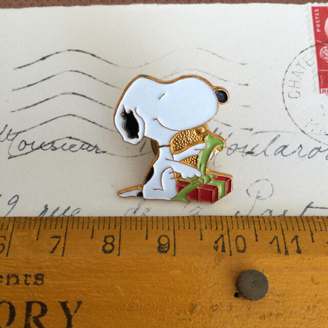 SNOOPY(スヌーピー)のフレンチ雑貨 ヴィンテージなピンバッジ スヌーピー  SNOOPY エンタメ/ホビーのアニメグッズ(バッジ/ピンバッジ)の商品写真