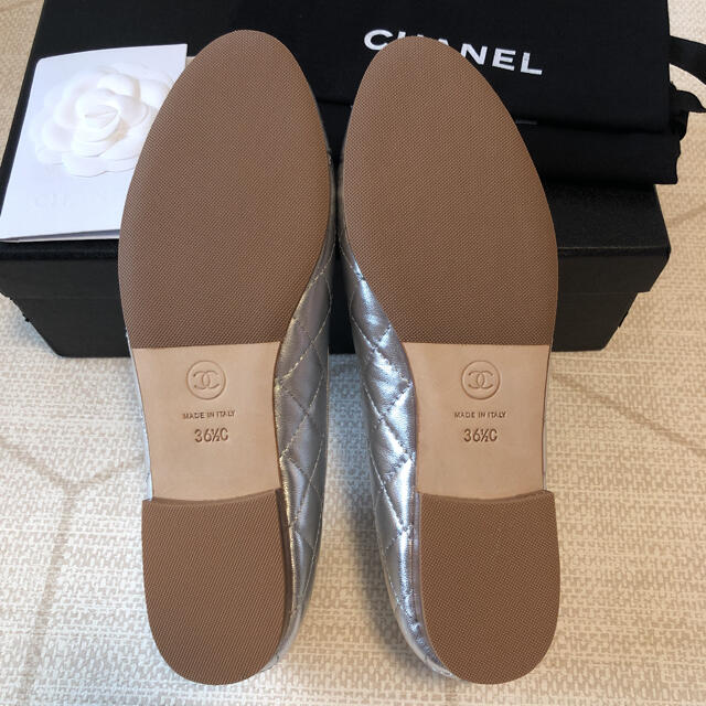 新品未使用　CHANEL  フラットシューズ　シルバー　size36.5 レディースの靴/シューズ(バレエシューズ)の商品写真