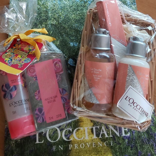 L'OCCITANE(ロクシタン)のまゆ様専用☆未使用・未開封　ロクシタン　ロールタッチ香水含む5点セット コスメ/美容のボディケア(ボディオイル)の商品写真