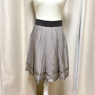 アンタイトル(UNTITLED)の【美品】アンタイトル　グレー　スカート　上品　通勤服　オフィスカジュアル　秋服(ひざ丈スカート)