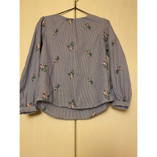 ジーユー(GU)のジーユーのストライプ×花刺繍の綿100%ブラウス　Sサイズ(シャツ/ブラウス(長袖/七分))