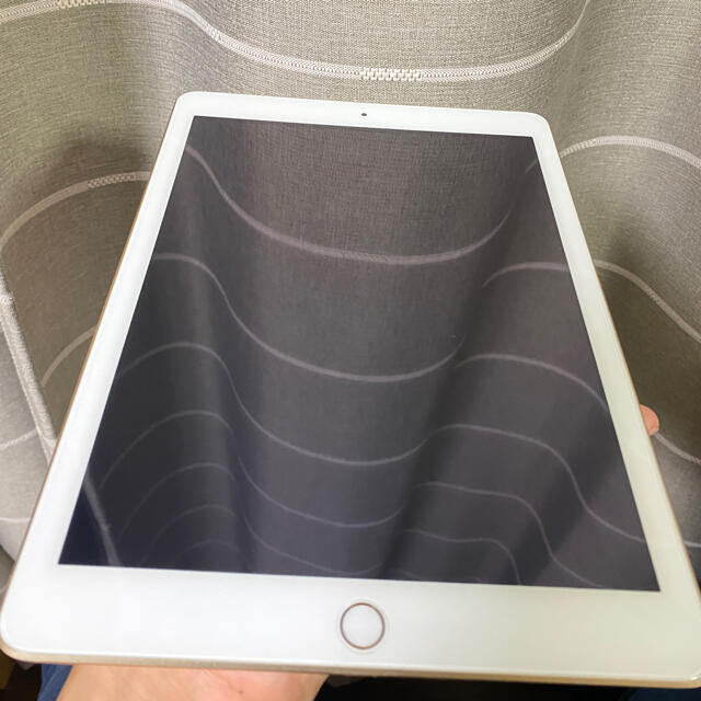Apple(アップル)のアップル iPad 第5世代 WiFi 32GB ゴールド　箱付き スマホ/家電/カメラのPC/タブレット(タブレット)の商品写真