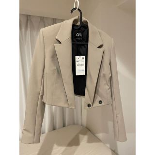 ザラ(ZARA)のZARA ショート　ジャケット　ベージュ　新品未使用(テーラードジャケット)