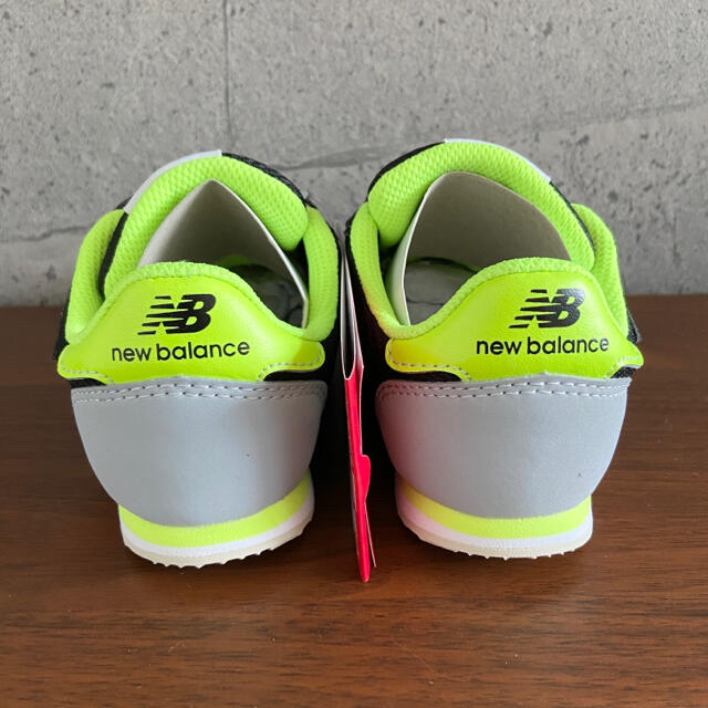 New Balance(ニューバランス)の【新品】16.5センチ ブラック×ライム ニューバランス スニーカー キッズ/ベビー/マタニティのキッズ靴/シューズ(15cm~)(スニーカー)の商品写真