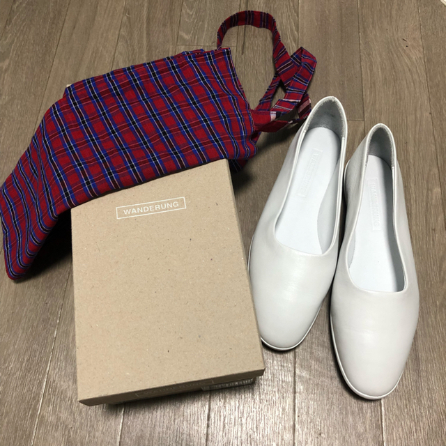 【新品】Wanderung ワンデルング　白フラットシューズ　パンプス