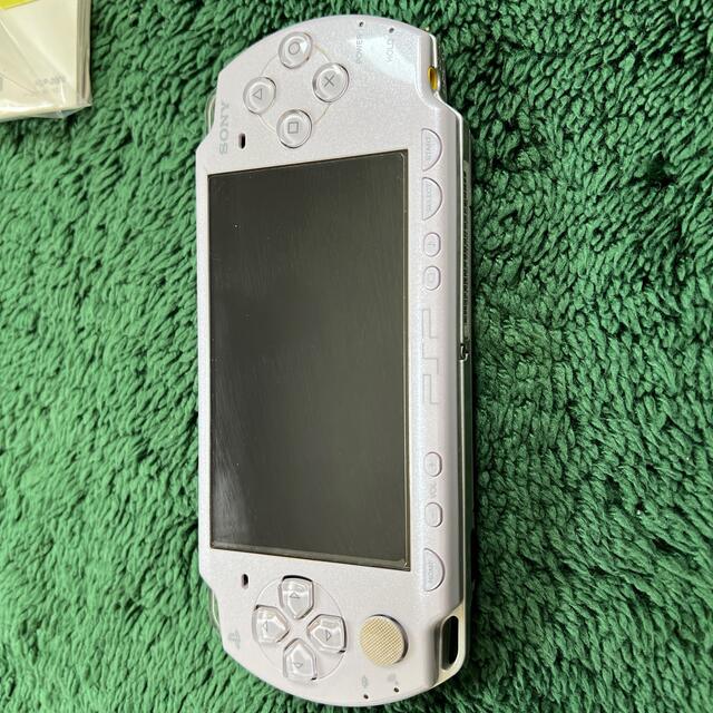 PSP-2000 LAVENDER PURPLE（本体充電器のみ） エンタメ/ホビーのゲームソフト/ゲーム機本体(携帯用ゲーム機本体)の商品写真