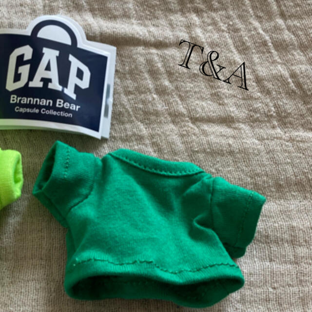 GAP(ギャップ)の幻のGAPガチャ　Ｔシャツ（ブラジル）のみ エンタメ/ホビーのおもちゃ/ぬいぐるみ(キャラクターグッズ)の商品写真