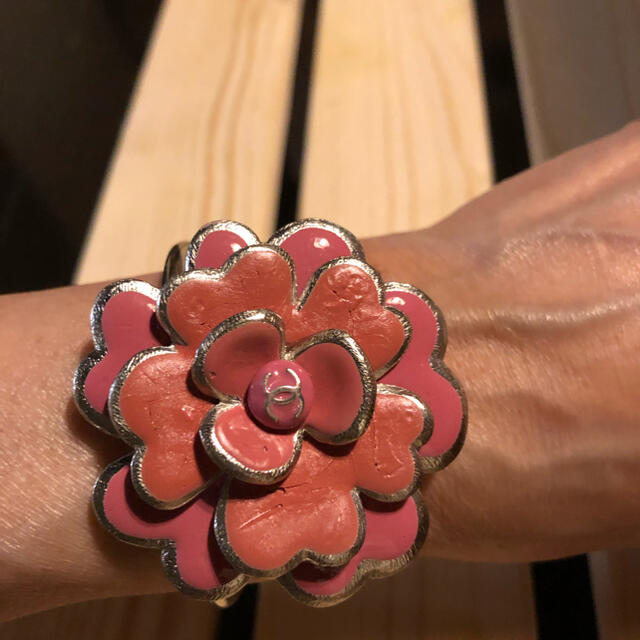 定期入れの CHANEL - シャネルレアピンクのカメリアバングル