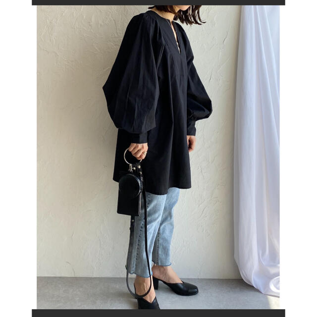 ZARA(ザラ)の深Vネックボリュームスリーブ長袖チュニックブラウス レディースのトップス(シャツ/ブラウス(長袖/七分))の商品写真