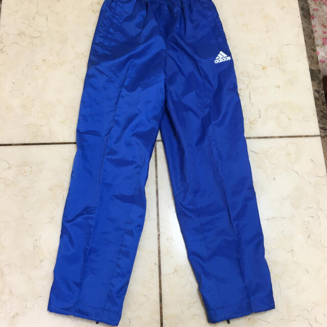 adidas(アディダス)のアディダス　パンツ　青　140 キッズ/ベビー/マタニティのキッズ服男の子用(90cm~)(パンツ/スパッツ)の商品写真