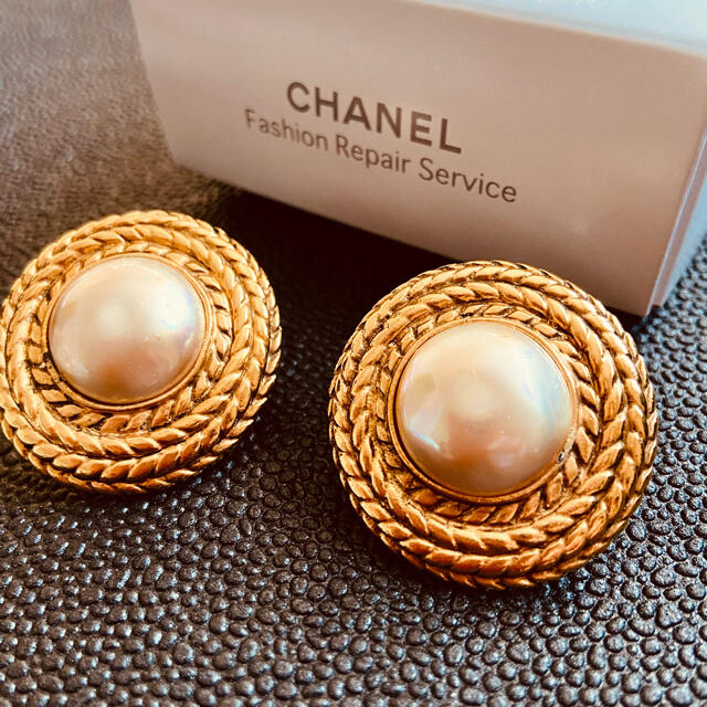 CHANEL(シャネル)のCHANEL シャネル ヴィンテージ パールイヤリング ゴールド 箱付き レディースのアクセサリー(イヤリング)の商品写真